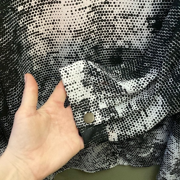 Mblm 6V Tess Holliday black and white blouse. - Picture 5 of 8